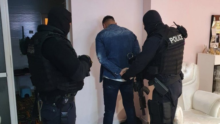 Операцията е срещу разпространението на наркотици и удря известни имена от криминалния контингент