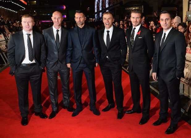 Шестимата герои във филма позират върху червения килим преди премиерата.