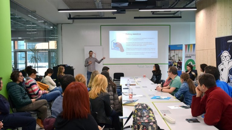 Работилници за безопасен интернет обучиха над 200 деца и родители