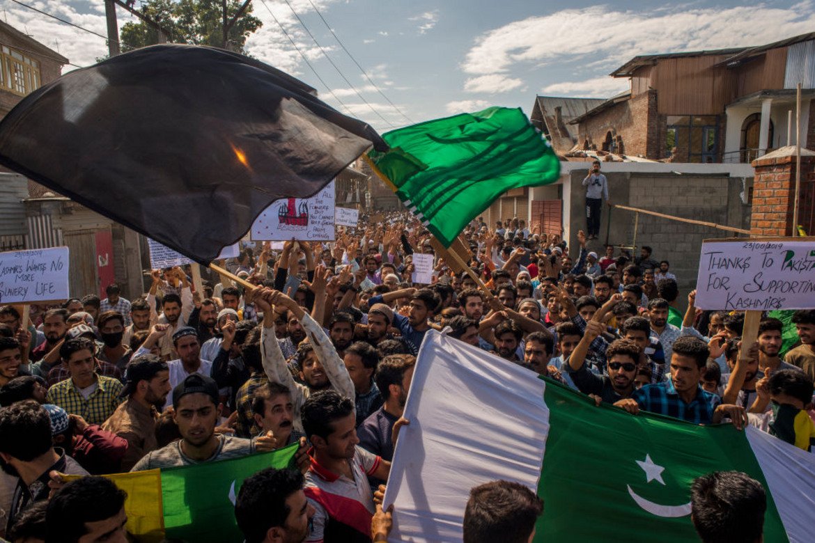 Пакистан
Кой протестира там и защо?
Хиляди привърженици на ултрарелигиозна партия се събраха в Карачи, за да започнат голямо антиправителствено шествие до столицата Исламабад. Тяхната демонстрация е свързана с проблемите в Кашмир и с липсата на действия от страна на премиера Имран Хан. Според протестиращите също така Хан е дошъл на власт по нелегитимен начин, а управлението му се крепи на подкрепата на армията.
Какво предизвика протестите и кога те започнаха?
Напрежението в страната кипи от известно време, но реално избуя отново този месец при отбелязване на 8 месеца от началото на конфликта в Кашмир. Самите протести започнаха и като знак на съпричастие с мюсюлманите в контролираната до голяма степен от Индия територия. 