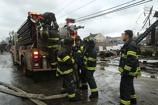 Пожарникари вадят хора от наводнените къщи