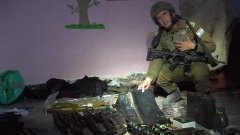 Говорителят на израелските въоръжени сили Даниел Хагари показва оръжията, които Израел твърди, че е открил в тунел под детската болница в Газа.