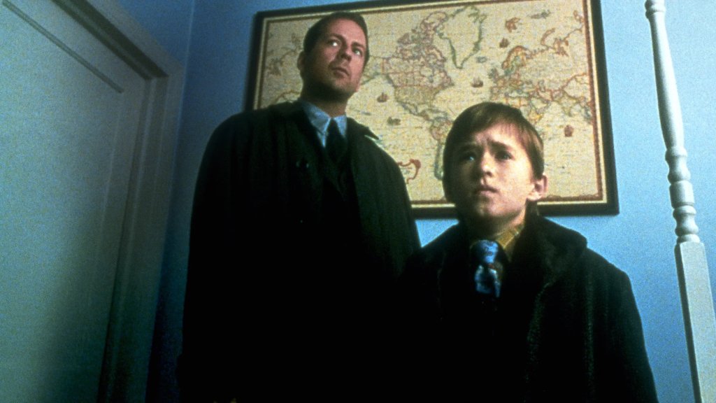 2. “Шесто чувство” (1999 г.)
Оценка в IMDb: 8,2 от 10 звезди
Д-р Малкълм Кроу (Брус Уилис) е уважаван детски психиатър, но един стар случай не му дава покой. Някога той е работил с момче, което твърдяло, че вижда духове, а психиатърът не е успял да го диагностицира и да му помогне. Години по-късно съдбата му поднася нов шанс, когато д-р Кроу среща 10-годишния Коул - затворено момченце, което също му признава, че вижда мъртъвци.