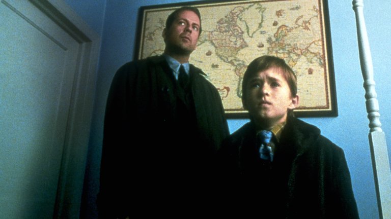 2. “Шесто чувство” (1999 г.) 
Оценка в IMDb: 8,2 от 10 звезди 
Д-р Малкълм Кроу (Брус Уилис) е уважаван детски психиатър, но един стар случай не му дава покой. Някога той е работил с момче, което твърдяло, че вижда духове, а психиатърът не е успял да го диагностицира и да му помогне. Години по-късно съдбата му поднася нов шанс, когато д-р Кроу среща 10-годишния Коул - затворено момченце, което също му признава, че вижда мъртъвци.