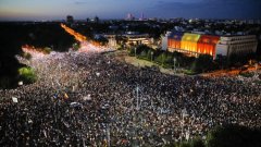 По улиците на Букурещ излязоха между 25 и 40 хил. души с искане на оставка на правителството
