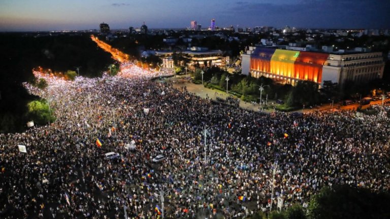 По улиците на Букурещ излязоха между 25 и 40 хил. души с искане на оставка на правителството