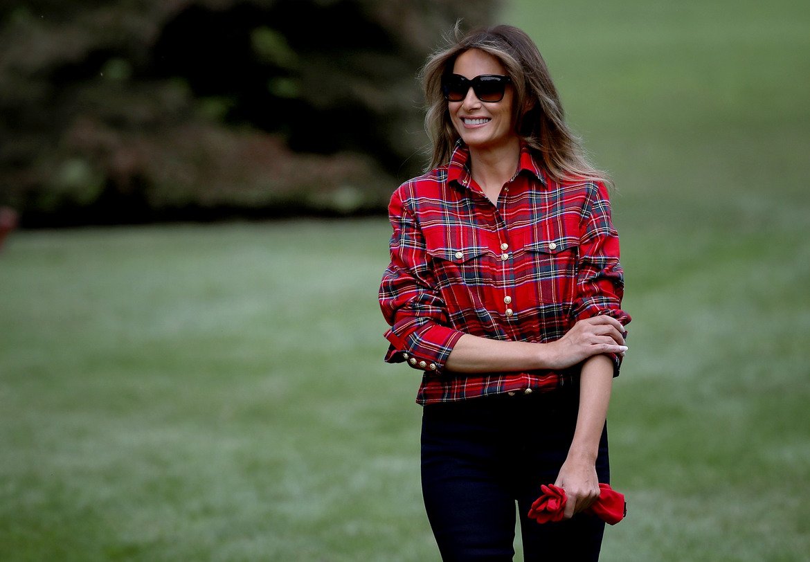 Още един спорен моден избор - госпожа Тръмп в дизайнерска риза за над 1300 долара, докато работи в градината на Белия дом.