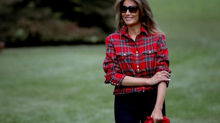 Още един спорен моден избор - госпожа Тръмп в дизайнерска риза за над 1300 долара, докато работи в градината на Белия дом.