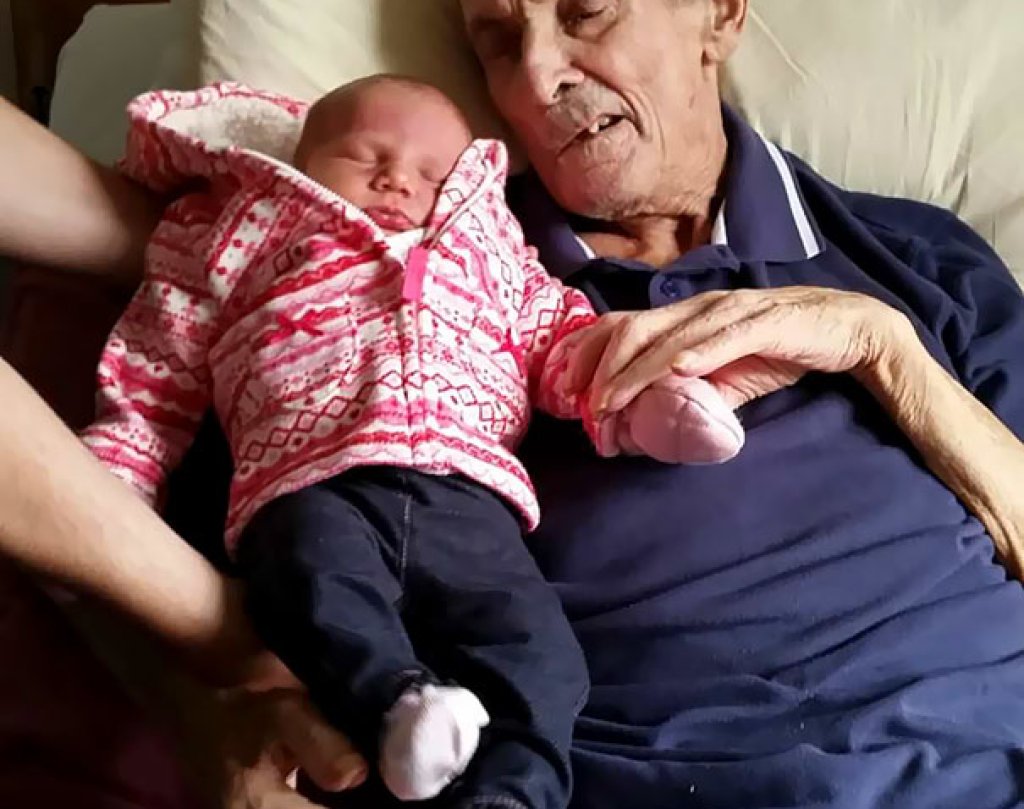 Този дядо е чакал упорито, за да види внучката си. Малко след срещата им, той затваря вече спокоен очи за вечен сън