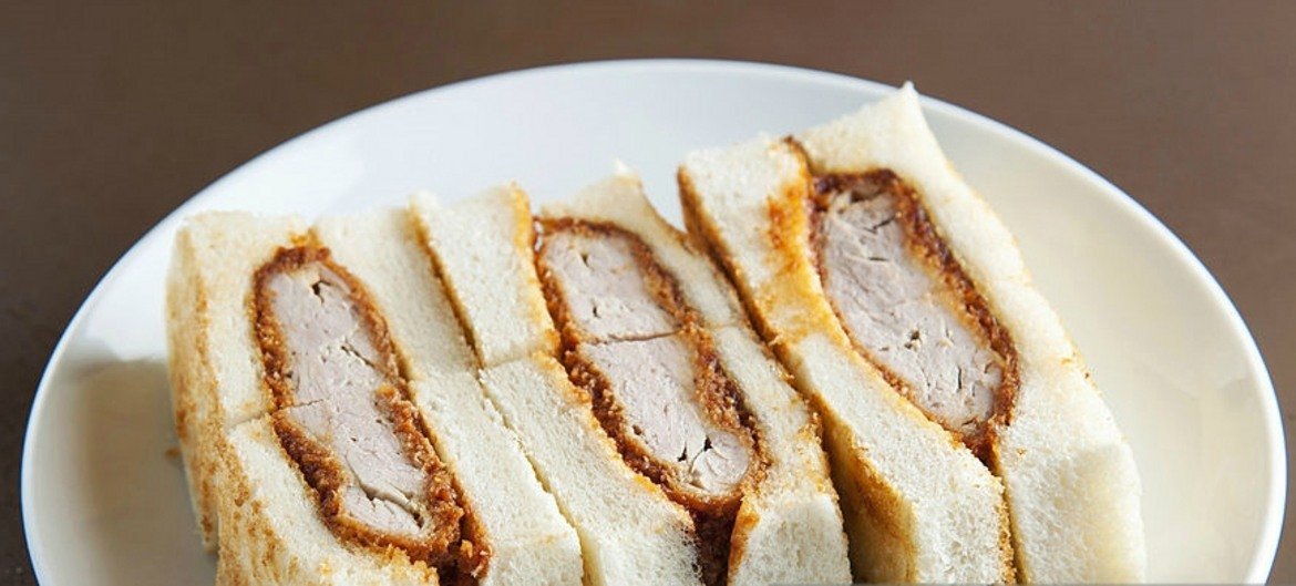 Японският сандвич Кацу-сандо се приготвя от пържено месо, вкарано в бяло хлебче. Добавя се майонеза и горчица.