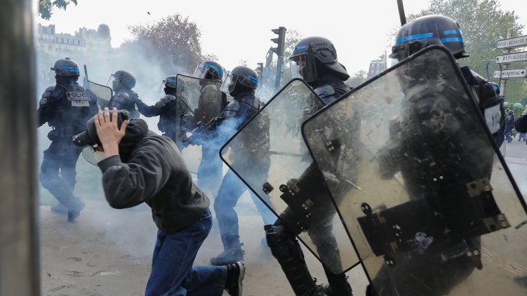 Стотици арестувани, палежи и сълзотворен газ за Деня на труда във Франция