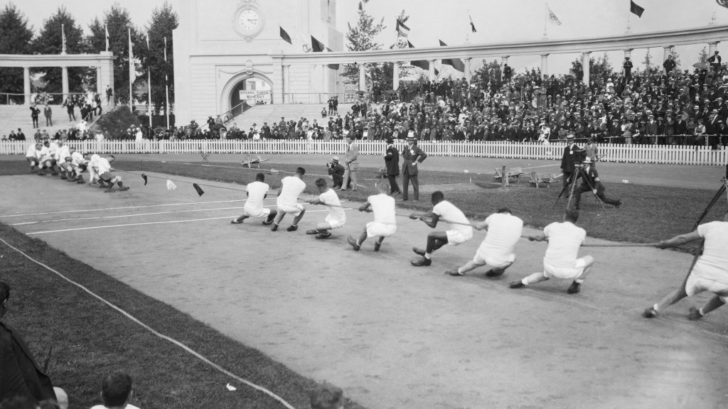 England Beats USA in Tug of War