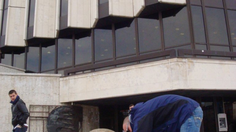 Откак скулптурата е в столицата обаче, аграрният подход на тийновете към art-a силно помрачи фасона на глинения монументал