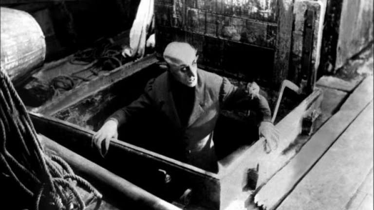14. Макс Шрек – "Носферату" Едно от най-влиятелните актьорски изпълнения в нямото кино е дефиниращата жанра поява на Макс Шрек в ролята на вампир. В "Носферату" той играе граф Орлок, плашещо и отблъскващо създание, създадено на идеите на Брам Стокър.
Този германски актьор е иновативен изпълнител, който се трансформира във вампир чрез наслагване на грим и употреба на протези за преувеличаване на естествения му измършавял вид, така че да изглежда като плашещ, нечестив символ на ужаса.
Най-добрите изпълнения във филма са в сцената, където Хътър порязва пръста си, докато вечеря с Орлок. Наблюдавайки как кръвта изтича от Хътър, Макс Шрек развива безумната кръвожадност на Носферату чрез напрегнат, смущаващ поглед и странни, бързи движения към жертвата му, в крайна сметка облизва порязания пръст преди основното ястие