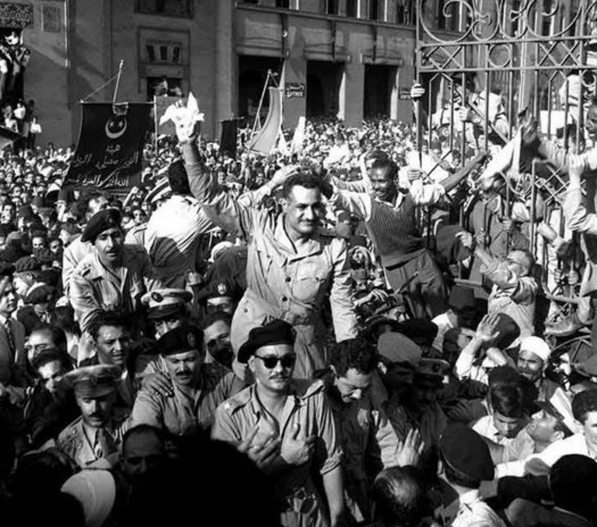 5. Гамал Абдел Насер
(президент на Египет в периода 1954-1970 г.)

На 26 октомври 1954 г. Насер произнася реч в Александрия, която се предава по радиото в целия арабски свят. Член на Мюсюлманско братство на име Махмуд Абдел-Латиф присъства на речта. От разстояние от около 8 метра той изстрелва 8 куршума към Насер, но нито един от тях не достига до президента. 

Той се възползва от ситуацията, успокоява паникьосаната тълпа и продължава речта си, за да получи още по-бурни аплодисменти. Така планът на Мюсюлманско братство се обръща срещу тях. След случая Насер започва едно от най-големите политически преследвания в историята на Египет. Арестувани са хиляди души, много от които членове на Братството.