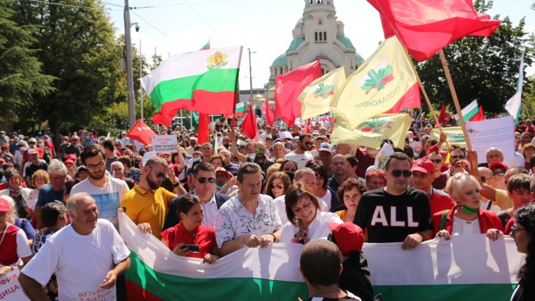 Шествието замени традиционните чествания на връх Бузлуджа.