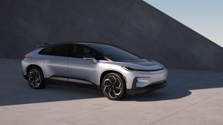 Faraday Future FF91FF91 беше представен още през 2017 г. на Изложението за потребителска електроника, но оттогава сякаш изглеждаше, че никога няма да стигне до продукция. Сега стартъпът зад него обявява, че FF91 е готов за серийно производство. Електромобилът ускорява от 0 до 100 км/ч за 2,4 секунди заради своите 1500 конски сили. Максималният му пробег е 600 километра. Кога обаче ще е на пазара – няма точна информация.