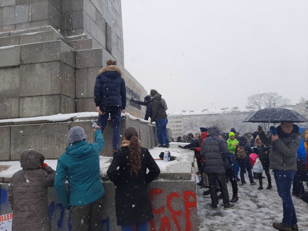 Протестът пред МОЧА: Украински знамена и надписи, които ще се пазят (Видео)