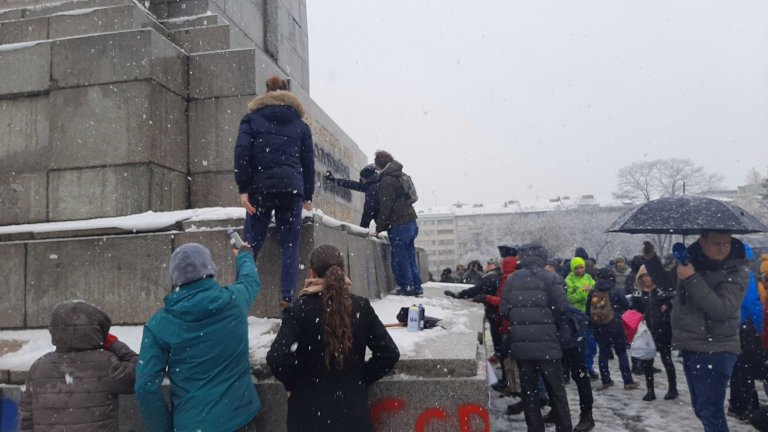 Протестът пред МОЧА: Украински знамена и надписи, които ще се пазят (Видео)