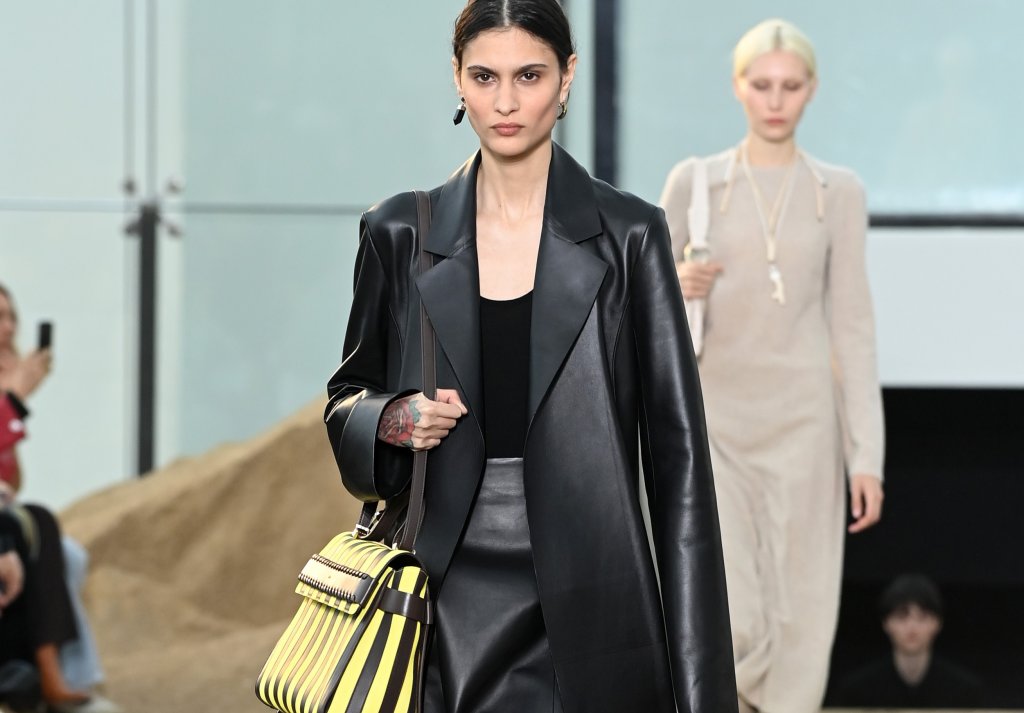 Кожени поли
Като популярна тенденция за задаващия се сезон се очертават и кожените поли. С дължина до коляното, цепка отпред или отстрани, тези поли ще са последният символ на най-новото в модата, подчертавайки женствеността, кокетството и усета за стилно облекло.