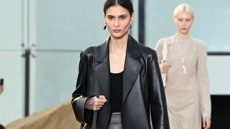 Кожени поли
Като популярна тенденция за задаващия се сезон се очертават и кожените поли. С дължина до коляното, цепка отпред или отстрани, тези поли ще са последният символ на най-новото в модата, подчертавайки женствеността, кокетството и усета за стилно облекло.