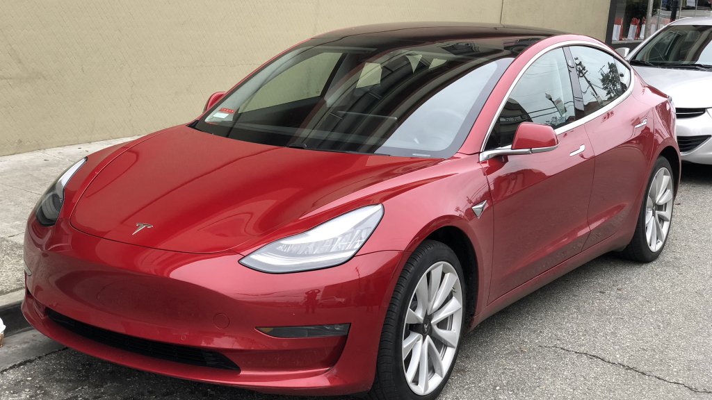 Tesla_Model_3_parked,_front_driver_side