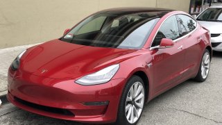Tesla_Model_3_parked,_front_driver_side