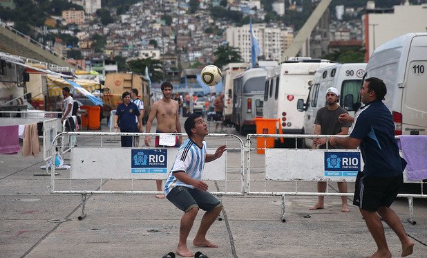 Един от къмпингите в Рио, където аржентинците продължават да живеят, независимо, че световното свърши преди 15 дни.