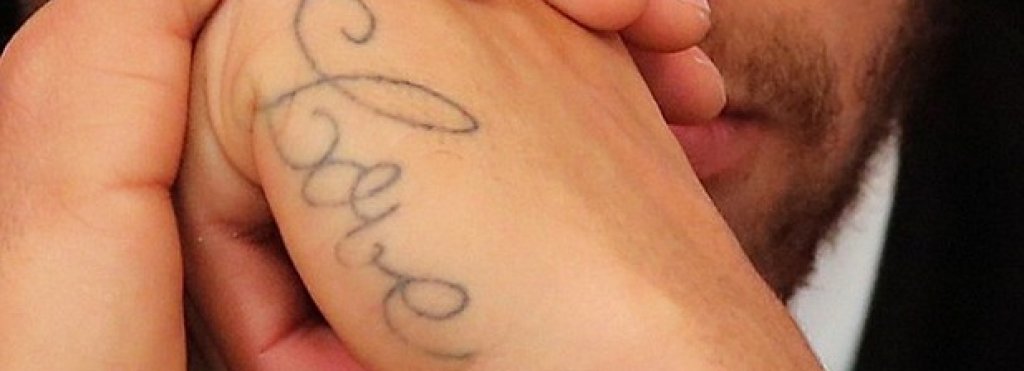 Лява ръка - „Любов“
„Наистина харесвам тази татуировка. Майка ми и баща също имат такива“.