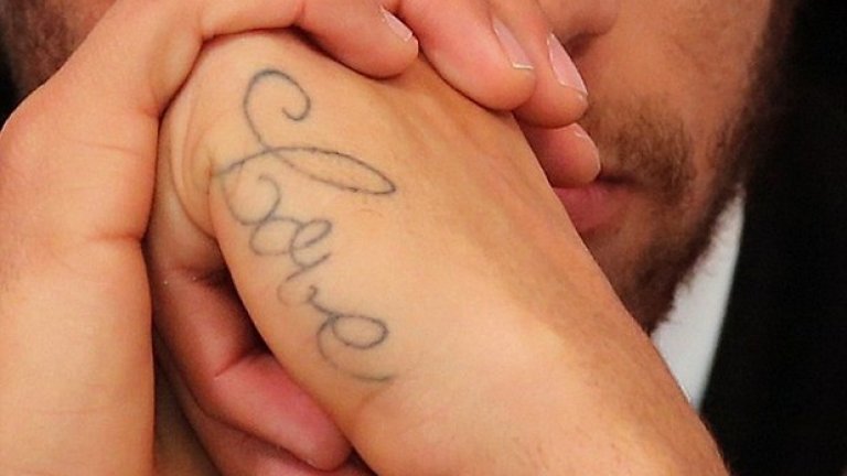 Лява ръка - „Любов“
„Наистина харесвам тази татуировка. Майка ми и баща също имат такива“.