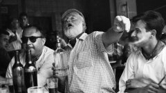 Писателят Ърнест Хемингуей запива в бара
