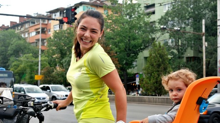 Не е лесно да навиваш хората на улицата за снимки, но понякога късметът е на твоя страна.Тъкмо един минувач отказва категорично да говори за бира или каквото и да е друго и се появява ТЯ в пълния си блясък. С малкото си русо детенце."Искам аз да кажа за бирата!" О, супер. Това е Карина от София. Пие всеки ден по една бира, няма възможност за повече, защото кърми още детето.