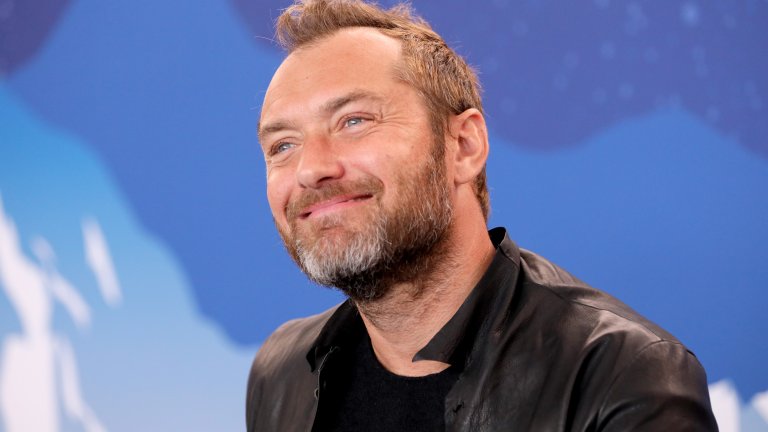 Каквото и да прави, Джуд Лоу изглежда така, сякаш току-що е докарал няколко жени до множествен оргазъм едновременно. Не се среща често такава комбинация между красота, талант, стил и чар. Той е носител на награда "БАФТА", номиниран е за "Оскар", има и "Сезар". Кариерата си започва в британския Национален младежки музикален театър през 1987 г., а първата си телевизионна роля получава през 1989 г. След това колелото се завърта. Играе във филми на Дейвид Никъл, Клинт Истуд и Дейвид Кроненберг. Любим ни е в "Мъдростта на крокодилите", "Враг пред портата", "Студената планина", "Отблизо", общо взето почти навсякъде. Особено романтичен ни беше в "Боровинкови нощи" с Нора Робъртс. И особено секси в "Шпиони" и в "Младият папа". Последно го гледахме в психарския мини сериал "Третият ден" по HBO и, каква изненада, отново ни хареса.