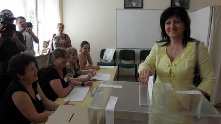 Цвета Караянчева смята, че провеждането на избори и референдум в един ден ще затрудни гласоподавателите