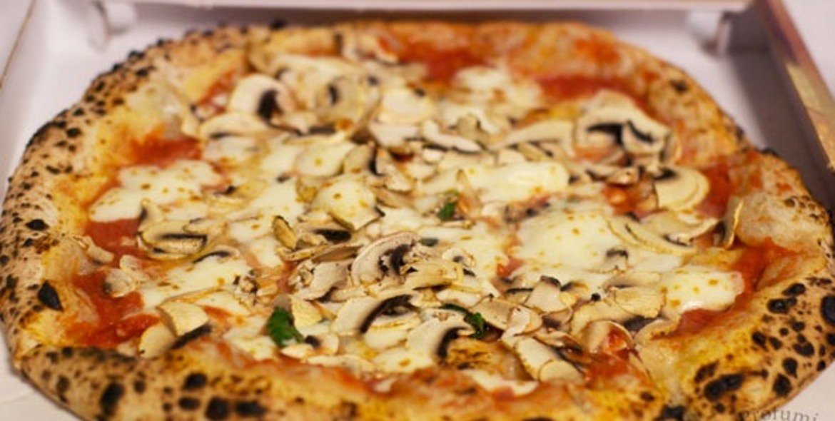 Кръгла неаполитанска пица
Тя е тънка, но тестото не е нито прекалено хрупкаво, нито твърде меко. Меси се на стайна температура, като втасва между 12 и 24 часа. При него най-важно е равновесието между сол и мая. Понякога се слага парче "старо тесто", което да спомогне за втасването на новото. Количеството вода варира между 57 и 63-65%.