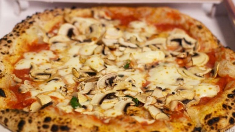 Кръгла неаполитанска пица
Тя е тънка, но тестото не е нито прекалено хрупкаво, нито твърде меко. Меси се на стайна температура, като втасва между 12 и 24 часа. При него най-важно е равновесието между сол и мая. Понякога се слага парче "старо тесто", което да спомогне за втасването на новото. Количеството вода варира между 57 и 63-65%.