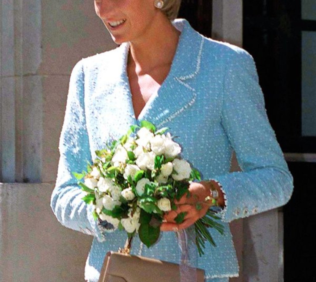 Чантата с къса дръжка Lady Dior е толкова предпочитана от Даяна, че през 1996 г. дизайнерската къща я кръщава The Lady в нейна памет.