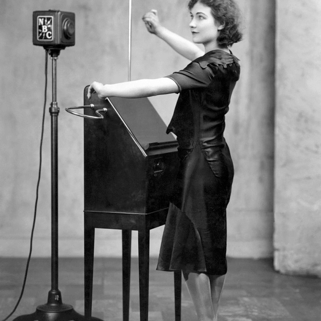 Theramin-Alexandra-Stepanoff-1930
