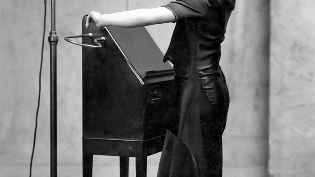 Theramin-Alexandra-Stepanoff-1930