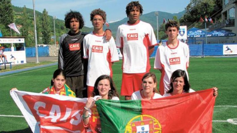 Бебе (вторият отдясно на втория ред) с част от националния отбор на Португалия на световното първенство за бездомници