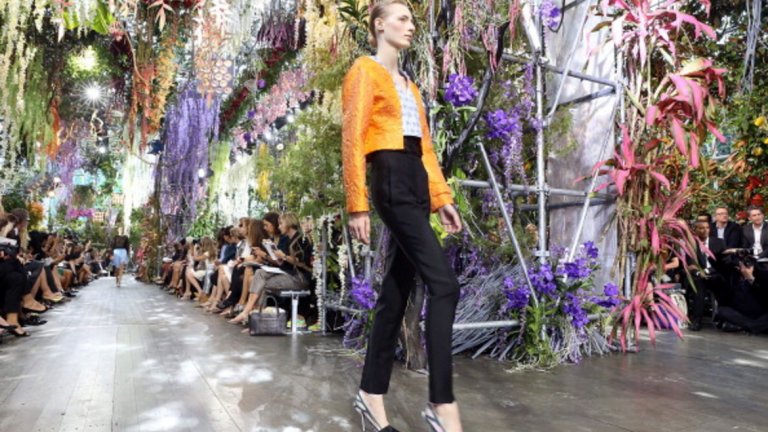 Dior, пролет-лято 2014, подиумът се превръща в джунгла от истински цветя 
