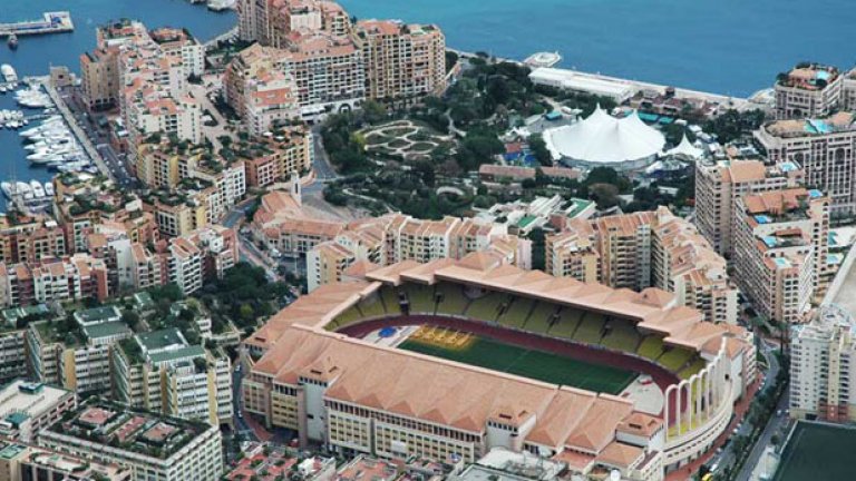 Стадион "Луи II" е като колие на цялата тази бижутерия, която представлява гледката Монако. Ето тук ще играе Бербатов... Не е ли това място, където талантът ти да се разгърне? Райско кътче! 