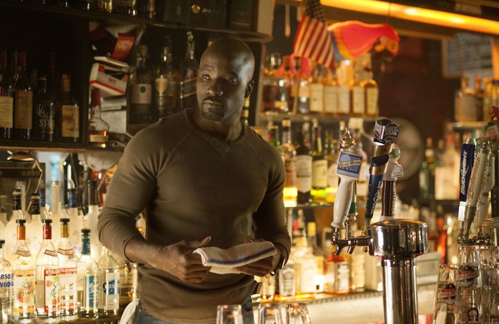 Marvel’s Luke Cage 
Супергеоите ще владеят екрана и през предстоящата година. Ако не ги харесвате трудно ще избягате от тях. Ако някой умее да направи качествен сериал за супергерои, то това са Netflix. Marvel`s Luke Cage е третият им сериал от цикъл