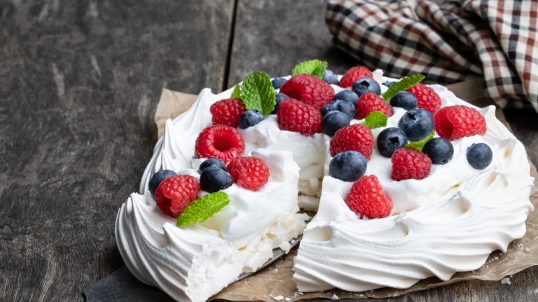 Тортата се превръща в символ на две държави, които се смятат за нейна родина. Но каква всъщност е истината?