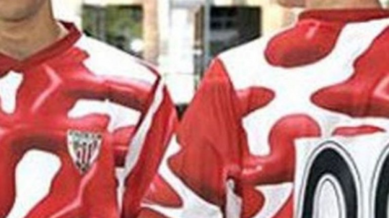 През 2004 г. Атлетик Билбао опитаха да вкарат елемент на сюрреализъм в екипа си. Или просто са разлели бутилка кетчуп отгоре
