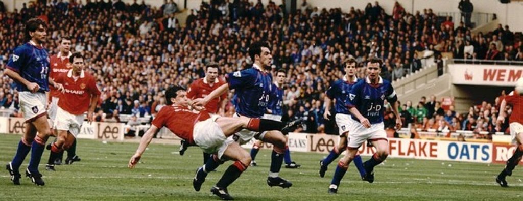 1994 г., Олдъм - Манчестър Юнайтед 1:1Тимът от втора дивизия потърси реванш от гранда 4 години след разочарованието с преиграване от 1990-а. Олдъм водеше до 120-ата минута, когато Марк Хюз заби топката с невероятно воле (на снимката) и отново се наложи да има преиграване! Там Юнайтед не остави шанс на съперника - 4:1.