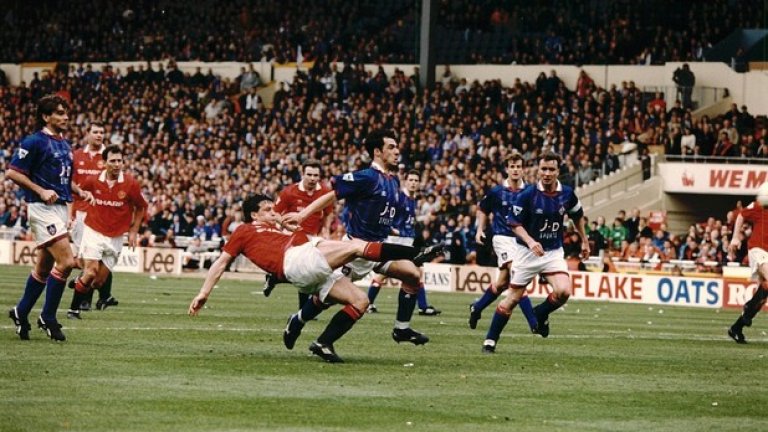 1994 г., Олдъм - Манчестър Юнайтед 1:1Тимът от втора дивизия потърси реванш от гранда 4 години след разочарованието с преиграване от 1990-а. Олдъм водеше до 120-ата минута, когато Марк Хюз заби топката с невероятно воле (на снимката) и отново се наложи да има преиграване! Там Юнайтед не остави шанс на съперника - 4:1.