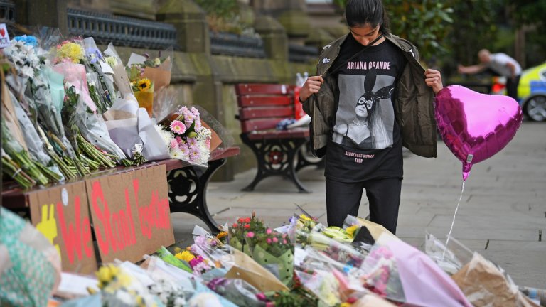 13-годишно момиче, посетило концерта на Ариана Гранде в Манчестър на 22 април, разглежда посланията, оставени от хора в памет на жертвите на терористичния акт.