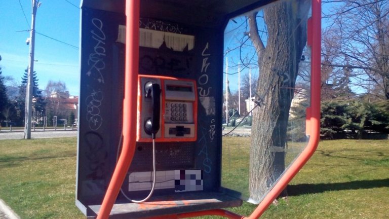 4. Уличен телефон
Намираш се в друг град и трябва спешно да направиш обаждане? Има решение за това. Намираш най-близкия уличен телефон, пъхаш картата си и набираш. Навсякъде по кабинката има драсканици и листчета с обяви, страничните стъкла са счупени, бутоните и слушалката са дом на толкова микроби, че е по-добре изобщо да не се замисляш за това. Нищо чудно и някоя дъвка да изненада ухото ти, ако не внимаваш и твърде бързо залепиш слушалката до него. Днес уличните телефони не са изчезнали напълно, но са по-скоро паметници на миналото; част от пейзажа, символизираща бързото развитие на комуникационните технологии.