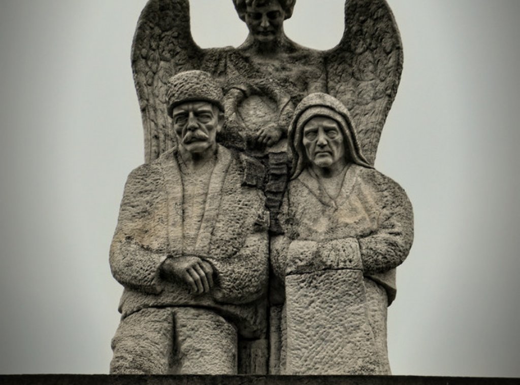 Скулптура на старец и старица от старопиталището в Габрово.
Несъмнено вилата на индустриалеца Пенчо Семов в Габрово е една от найстраховитите къщи в България. Архитектурата й е издържана в духа на найдобрите традиции от филмите на ужасите, а фактът, че е изоставена допълнително натяга атмосферата. 
Предвидена да се превърне в старопиталище след смъртта на собственика си, тази  сграда се сдобива с един особено плашещ детайл, надвиснал над покрива. Това е скулптурата на възрастни мъж и жена, обгърнати от готически ангел. Авторът на творбата е чешкият скулптор Йосф Шквара, който найвероятно въобще не се е замислил как ще изглежда произведението му в контекста на една изоставена сграда.